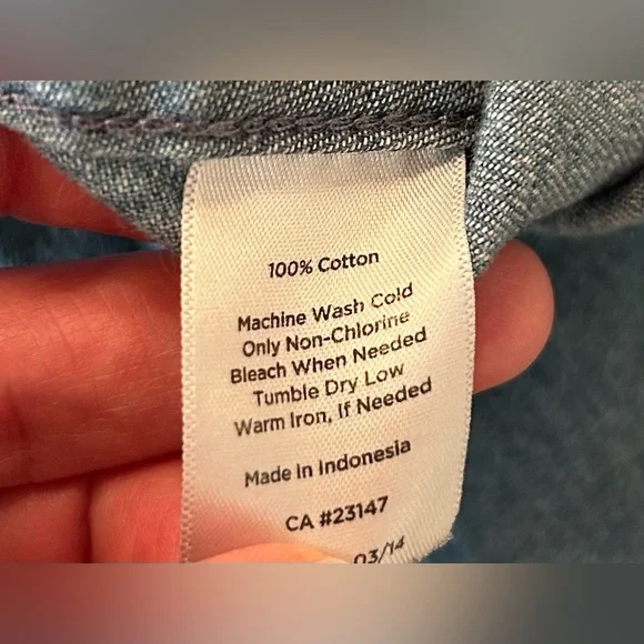 Talbot’s long sleeve chambray button‎ down shirt. 12 petite. - Picture 4 of 6